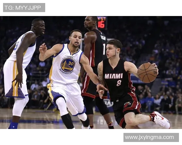 勇士与蓝网激战正酣直播全程回顾精彩瞬间与球员表现分析